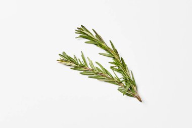 Beyaz üzerine taze biberiye.