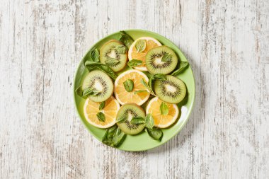 Taze kivi ve limon dilimleri.