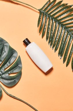 Bir şişe güneş kremi.