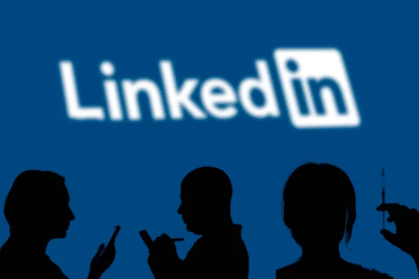 Popular business social media platform - LinkedIn logo — Stock Photo, Image