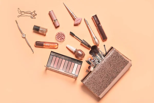 Bolso cosmético femenino. Conjunto de productos de maquillaje — Foto de Stock