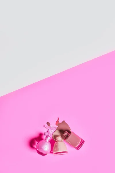 Butir kosmetik pada latar belakang penuh warna — Stok Foto