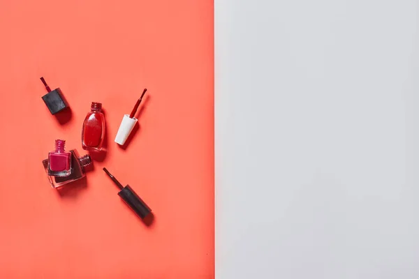 Artículos cosméticos sobre fondo colorido — Foto de Stock