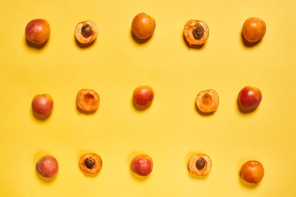 Персики разделены пополам — стоковое фото