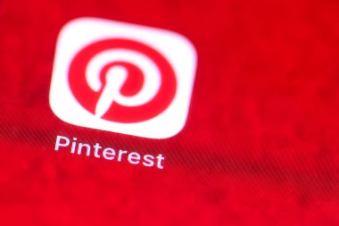 Akıllı telefon ekranında Pinterest mobil uygulaması