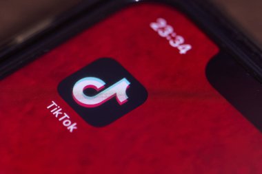 Akıllı telefon ekranında TikTok mobil uygulaması