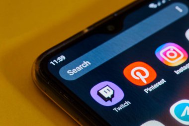 Ekran akıllı telefonundaki simge uygulamasını işaretle