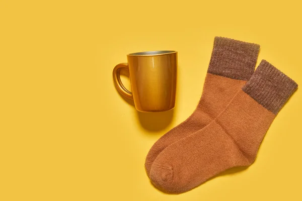 Șosete calde de toamnă și ceașcă de cafea — Fotografie, imagine de stoc