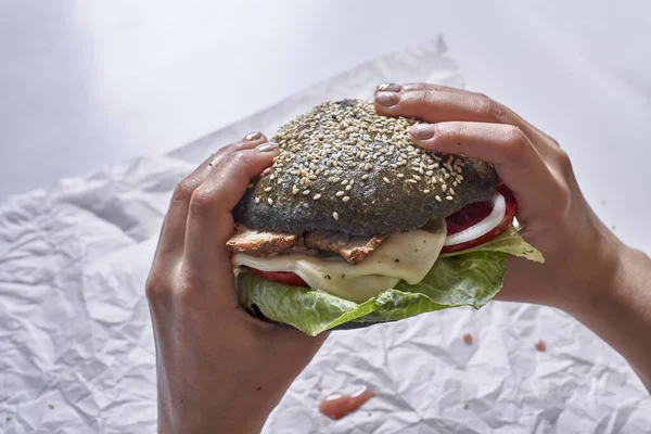 Comer hamburguesa negra — Foto de Stock