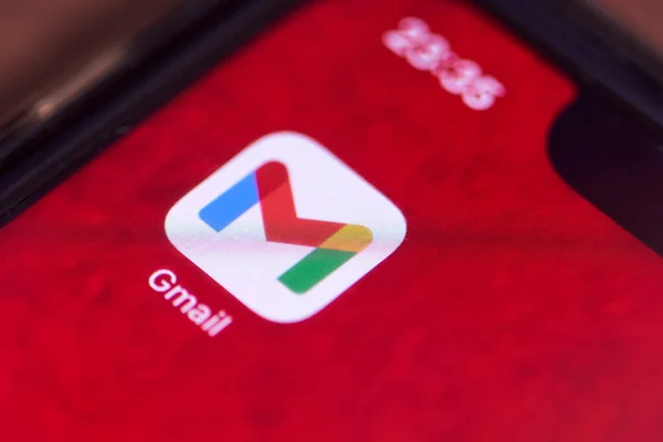 Akıllı telefon ekranında Google e- posta veya gmail mobil uygulaması — Stok fotoğraf