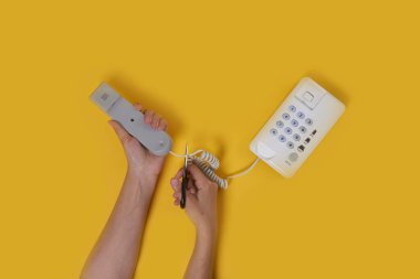 Adamın biri telefondan kabloyu kesmiş.