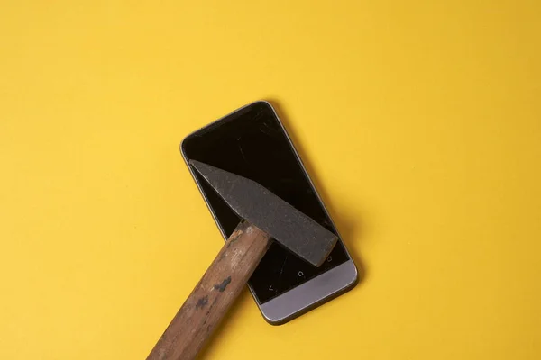 Hammer on the phone — Stockfoto