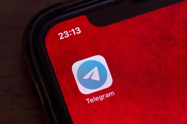 Aplicación móvil Telegram en la pantalla del teléfono inteligente —  Fotos de Stock