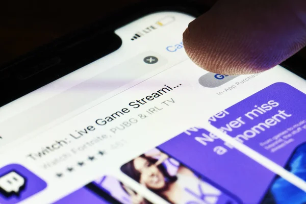 Twitch uygulaması akıllı telefona indiriliyor — Stok fotoğraf