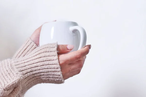 Mano femenina sosteniendo taza de té caliente — Foto de Stock