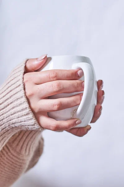 Tangan wanita memegang cangkir teh panas — Stok Foto