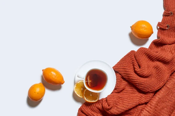 Latar belakang musim gugur dengan teh dan sweater rajutan — Stok Foto