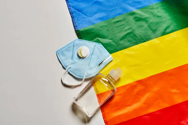 LGBT-Regenbogenfahne und persönliche Hygieneartikel COVID-19 — Stockfoto