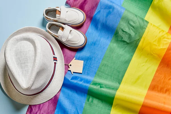 Chapéu de viagem, sapatos de verão e teclas de casa na bandeira do arco-íris — Fotografia de Stock