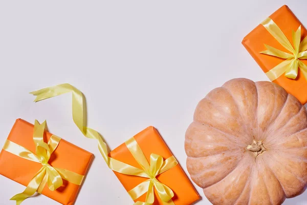Oranje geschenkdoos en pompoen op wit — Stockfoto