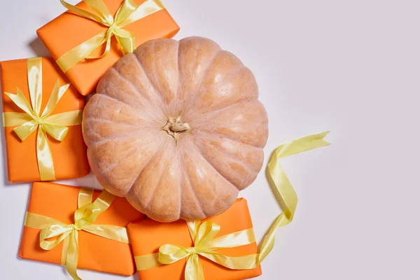 Pomarańczowy prezent i dynia na białym — Zdjęcie stockowe