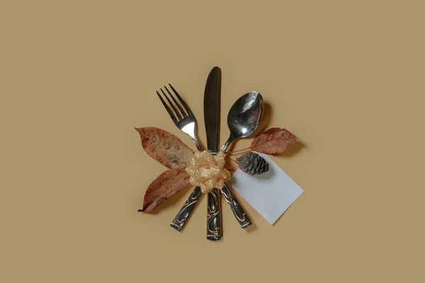 Срібний посуд з осіннім листям на пастелі — стокове фото