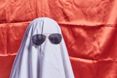 Turuncu üzerine beyaz hayalet. Cadılar Bayramı