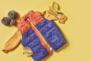 Sonbahar çocuğu sarı giyinir.