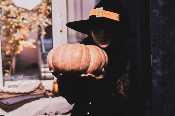 Halloween dáma s čarodějnice pohár — Stock fotografie