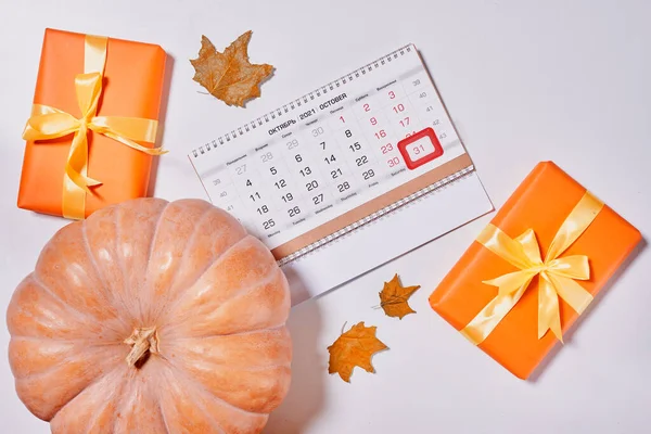 Październik 2021 kalendarz miesięczny, pudełka na prezenty i dynia — Zdjęcie stockowe