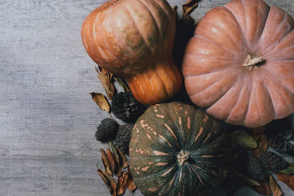 Fondo autunnale con raccolta autunno verdure e foglie autunnali — Foto Stock