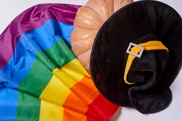 LGBTQ Regenbogenfahne und große orangefarbene Puppe — Stockfoto