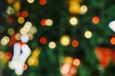 Noel ağacının bulanık görüntüsü. Odaklanmamış noel arkaplanı