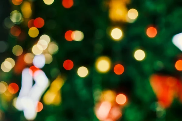Zamazany obraz świątecznej choinki. Rozproszone tło świąteczne — Zdjęcie stockowe