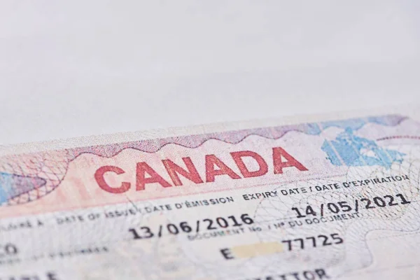 Visto canadiano no passaporte. Vista de perto — Fotografia de Stock