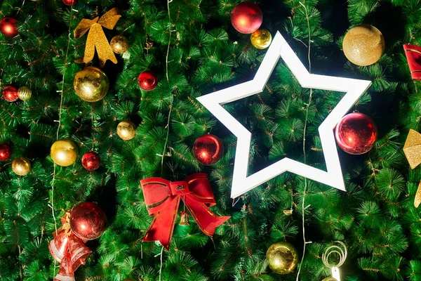 Festlig julgran bakgrund med dekorationer — Stockfoto