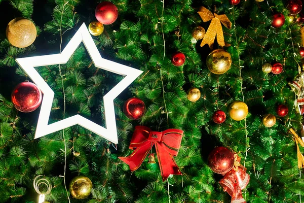 有装饰品的圣诞树背景 — 图库照片