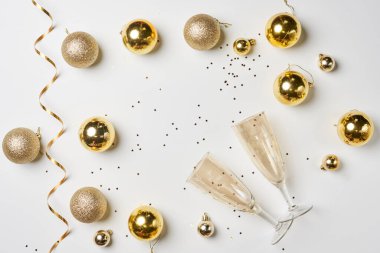 Beyaz üzerine altın renkli süslemeleri olan Noel arkaplanı