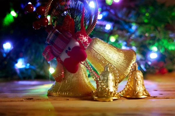 Χρυσές χριστουγεννιάτικες καμπάνες στο ξύλο — Φωτογραφία Αρχείου