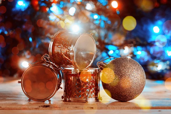 Bunte Weihnachtsbaum dekorative Spielzeugkugeln — Stockfoto