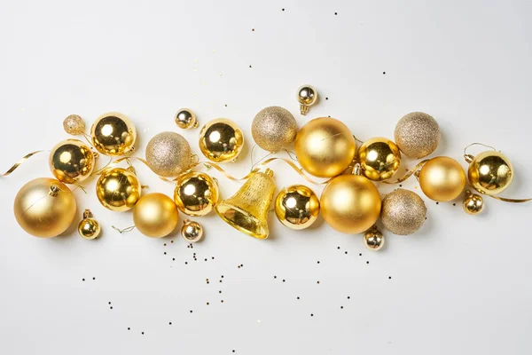 Haufen goldener Weihnachtsdekoration auf weißem Grund — Stockfoto