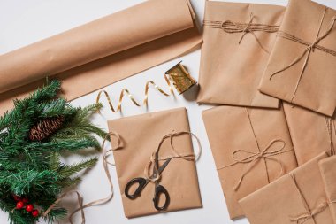 Evde Noel hediyeleri hazırlıyorum.