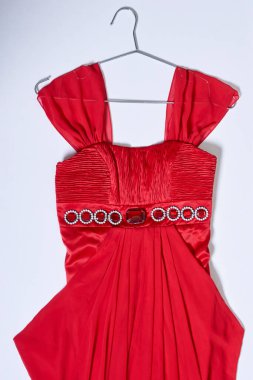 Kırmızı gece elbisesinin yakın çekimi