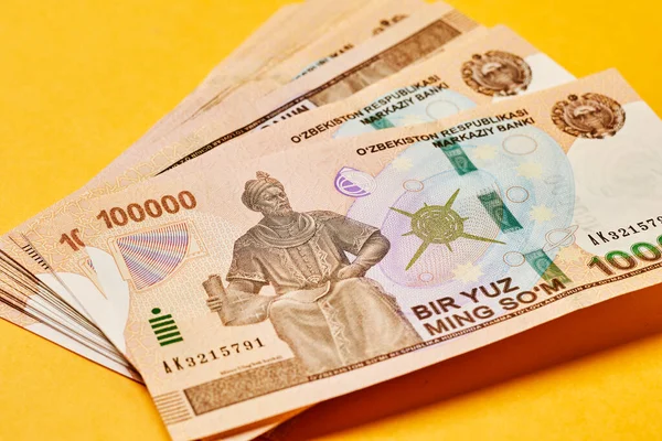 Pila uzbek suma de moneda factura de dinero — Foto de Stock