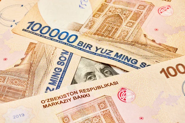 Billete en dólares estadounidenses y sumas uzbek — Foto de Stock