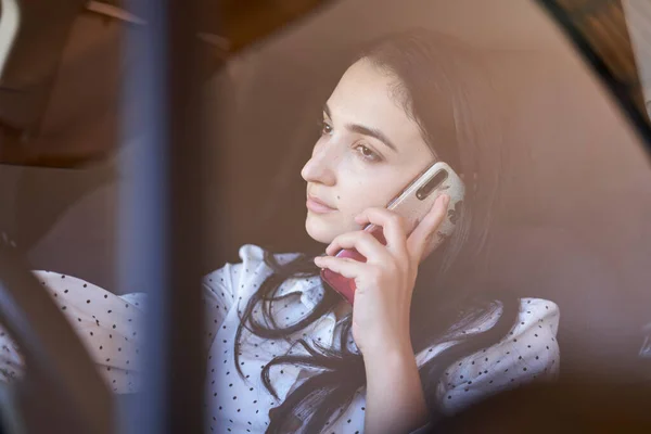 Unsichere Fahrweise. Telefonieren während der Fahrt — Stockfoto