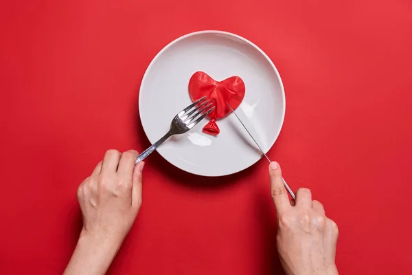 Szerelmet enni. Szív alakú léggömb evés — Stock Fotó