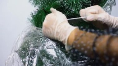 Noel ağacını açıyorum. Dekoratif Noel ağacı açılıyor