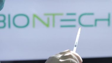 Sağlık görevlileri, sağlık merkezindeki büyük bir aşı sırasında Biontech aşısını hazırlayın. Coronavirus 'a karşı aşı