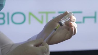 Sağlık görevlileri, sağlık merkezindeki büyük bir aşı sırasında Biontech aşısını hazırlayın. Coronavirus 'a karşı aşı